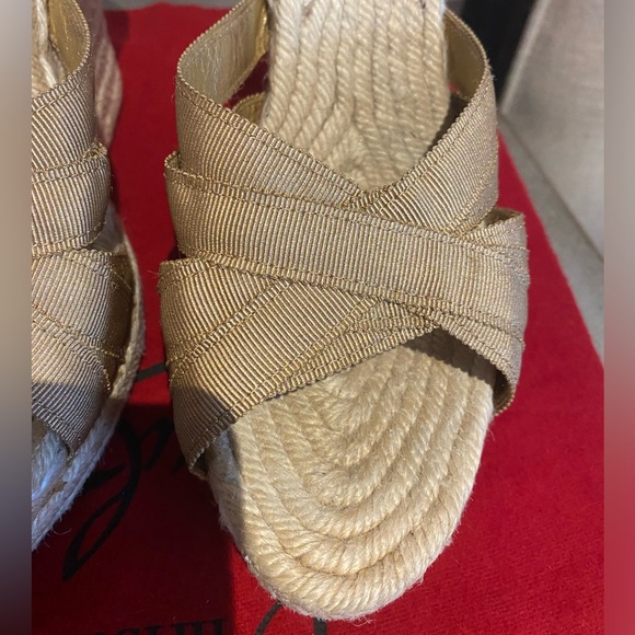 💯 Authentic Christian Louboutin Gold Wedge Heels - Picture 3 of 7
